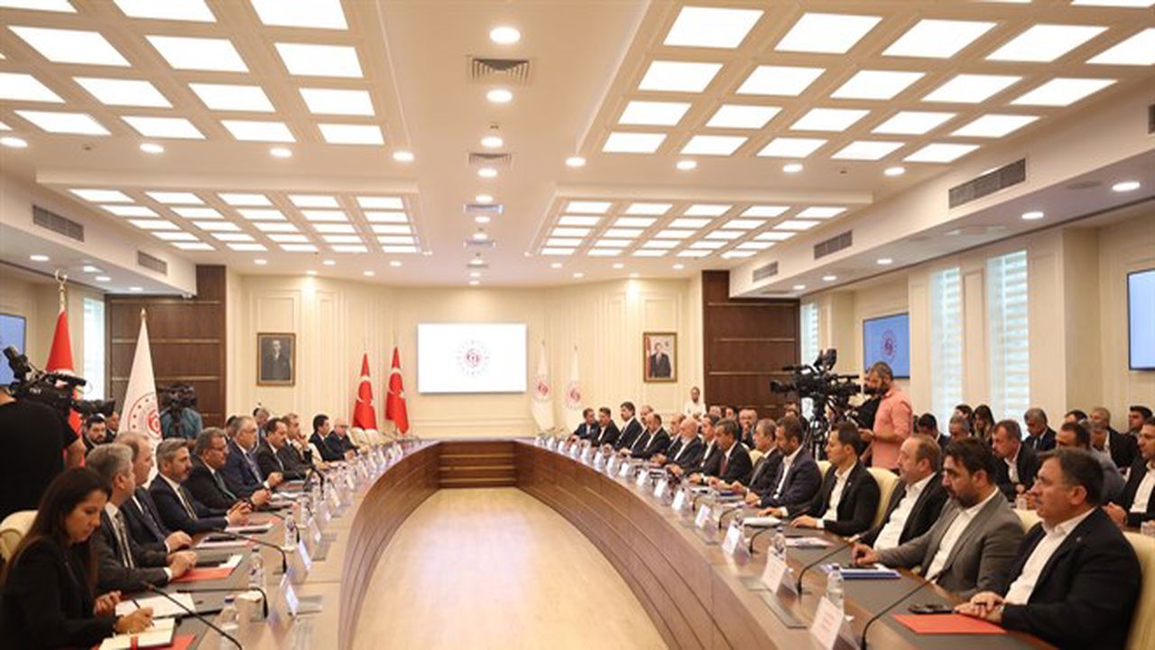 Memur-Sen’den Tarihi Zam Talebi: Aylık 10 Bin TL Artış ve Bayramda 23.400 TL İkramiye